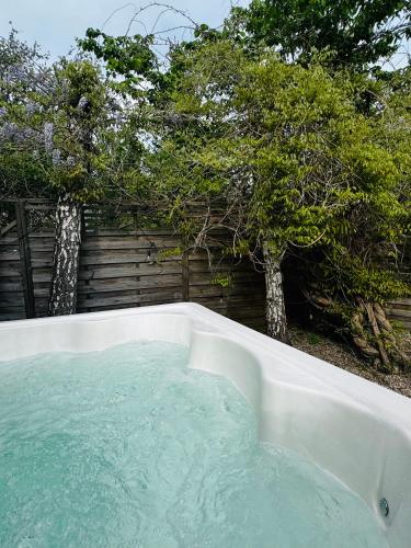 Domek wakacyjny z podgrzewanym basenem i jacuzzi pod gwiazdami, Studnica, Ińsko, "THerapeutica" (Domek wakacyjny z podgrzewanym basenem i jacuzzi pod gwiazdami, Studnica, Insko, "THerapeutica") in Kanice