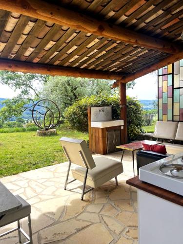 Un cadre exceptionnel et artistique pour une halte tranquille en Provence - Peyruis