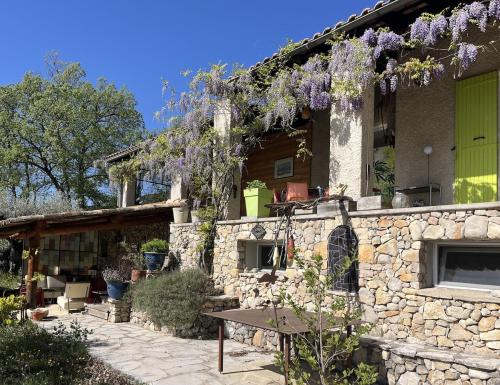 Buitenkant, Un cadre exceptionnel et artistique pour une halte tranquille en Provence in Peyruis