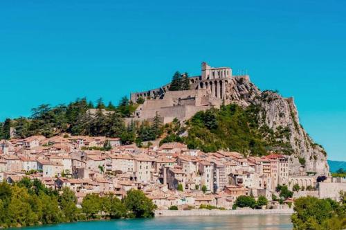 Nabij attractie, Un cadre exceptionnel et artistique pour une halte tranquille en Provence in Peyruis