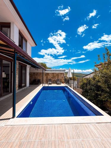 Comfy Villa Ipek with Pool – khách sạn tại Cukurbag