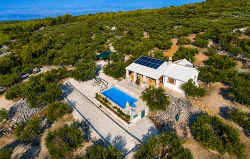 Holiday Home Stomorica - Secluded Olive Estate with Private Pool, Brač – khách sạn tại Sutivan