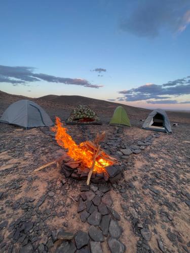 Desert mountains camping in Lac Yasmins