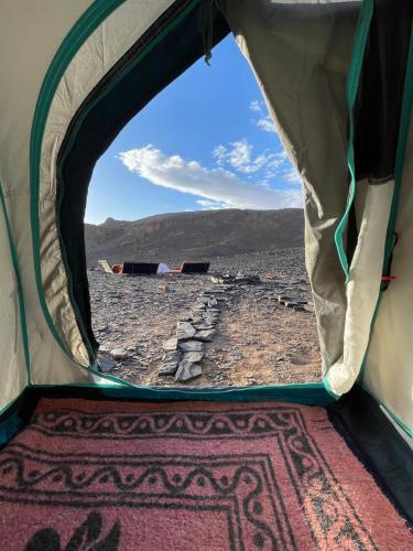 Desert mountains camping in Lac Yasmins