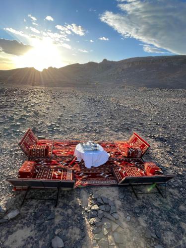 Desert mountains camping in Lac Yasmins
