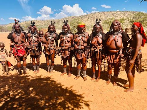 Ombango Himba Village and Camping in 卡曼傑伯