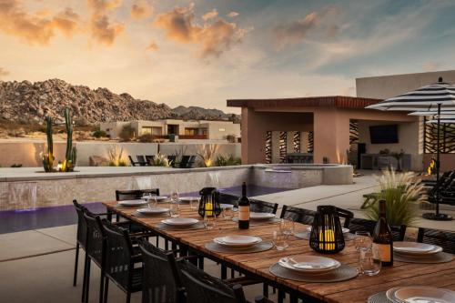 Peak by Fieldtrip 8 BR Modern Oasis 2 Pools in Joshua Tree, USA