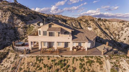 Summit House Joshua Tree Iconic Mountain Estate with Spa Ping-Pong Pool Table Fire Pit in Yucca Valley, USA