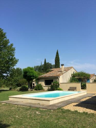 Maison en bord de Sorgue avec piscine et grand jardin arboré