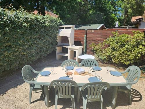 Villa patio proche plage avec piscine collective, cour aménagée et parking privé - FR-1-413-139