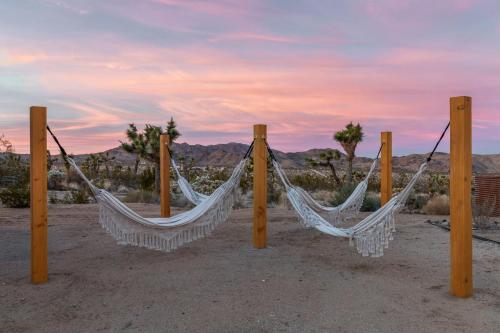 Jupiter House by Fieldtrip Modern w Infinity Pool Pickleball in Joshua Tree, USA