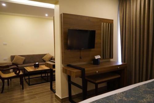 1 king bed, 1 sofa bed