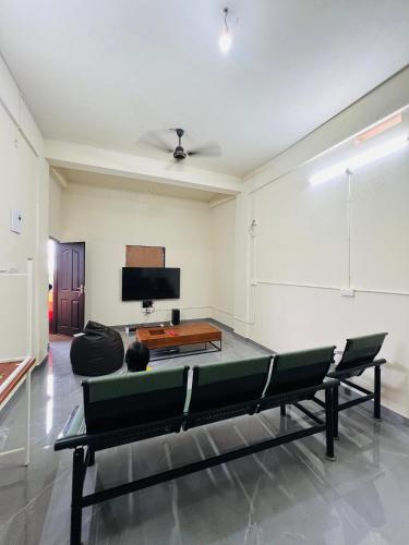 StayZO MENS HOSTEL & DAILY ROOMS in Kondoti