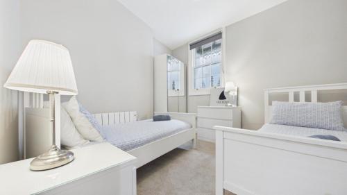 Sea Legs - 2 Bedroom Apartment - Tenby - image 2