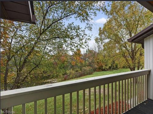 Minimum 30 day stay-Peaceful 2 Bedroom Condo King Suite Pond View & Vaulted Ceilings - image 3