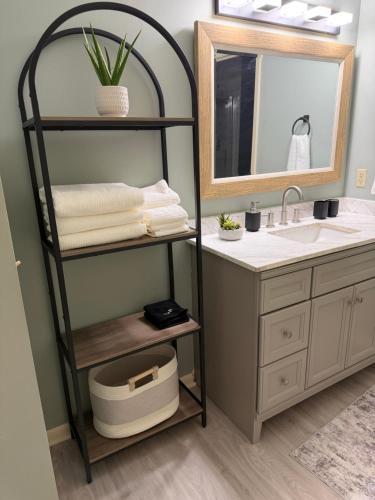 Minimum 30 day stay-Peaceful 2 Bedroom Condo King Suite Pond View & Vaulted Ceilings - image 8