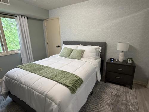 Minimum 30 day stay-Peaceful 2 Bedroom Condo King Suite Pond View & Vaulted Ceilings - image 2