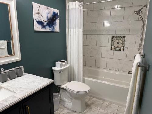 Minimum 30 day stay-Peaceful 2 Bedroom Condo King Suite Pond View & Vaulted Ceilings - image 4