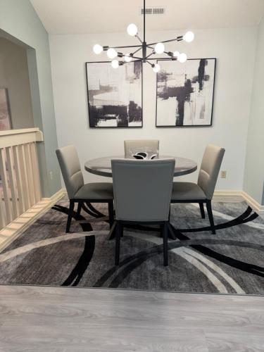 Minimum 30 day stay-Peaceful 2 Bedroom Condo King Suite Pond View & Vaulted Ceilings - image 9