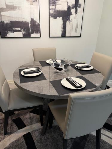 Minimum 30 day stay-Peaceful 2 Bedroom Condo King Suite Pond View & Vaulted Ceilings - image 11
