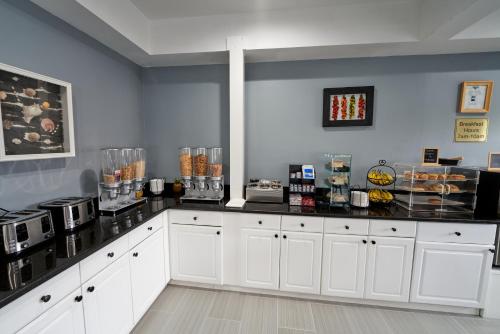 Admiralty Inn & Suites - a Red Collection Hotel in Falmouth, USA