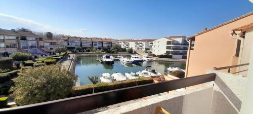 T2 climatisé avec vue marina et parking privé
