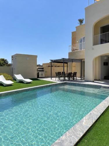 Luxury Duplex House in Center of Malta with Private Swimming Pool – khách sạn tại Zebbug