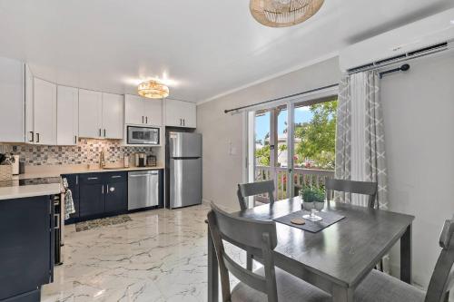 Newly Renovated Condo in 國王山