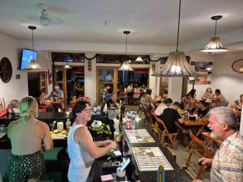 Restaurant, Pousada Guaruja, suites Praia do tombo near Cafeteria Constantinopla