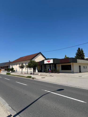 Hotelli välisilme, Gästehaus Stögmüller (Gastehaus Stogmuller) in Asten