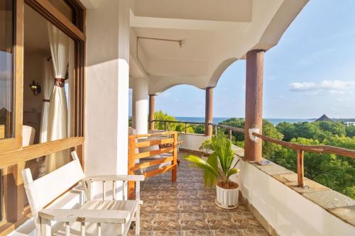 Ken's Apartment 6 Enjoy Ocean Views, Pool and AC in Kilifi