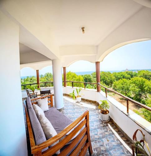 Ken's Apartment 6 Enjoy Ocean Views, Pool and AC in Kilifi