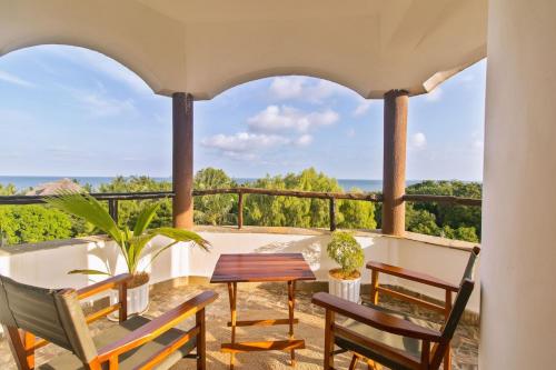 Ken's Apartment 6 Enjoy Ocean Views, Pool and AC in Kilifi