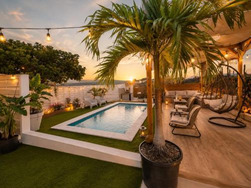 5BR Villa Aruba with Pool Sleeps 10 Family Friends in ซานตา ครูซ