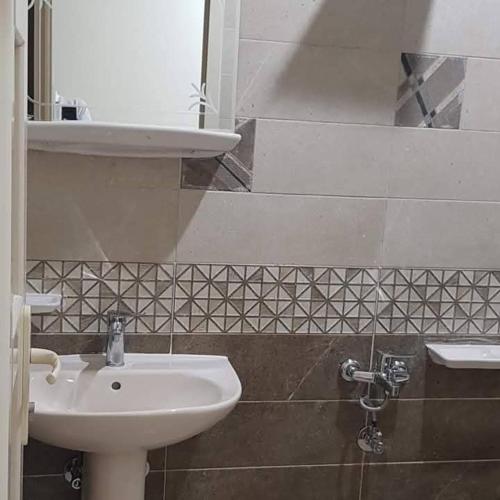 شقة طريق الأمل (شقة طريق الأمل) in Madinata Al Ašira min Ramadana