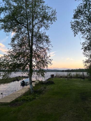 Mysig timmerstuga med sjötomt - Grängshammar