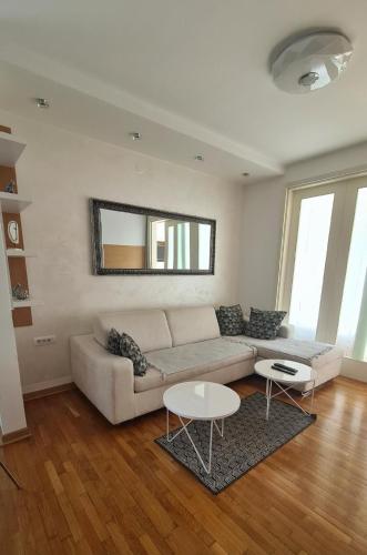 Belville Central Apartment with Free Parking - Novi Beograd