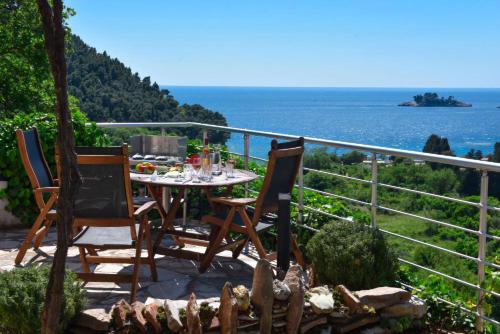 Stunning Sea View Apt with BBQ patio & Parking