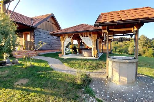 . Wood & Hills Heritage Retreat with Private Spa