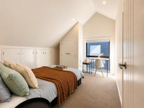 Cozy Top-Floor Stay with Private Bathrooms & Free Parking, Окленд