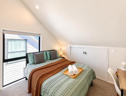 Cozy Top-Floor Stay with Private Bathrooms and Free Parking in New Lynn