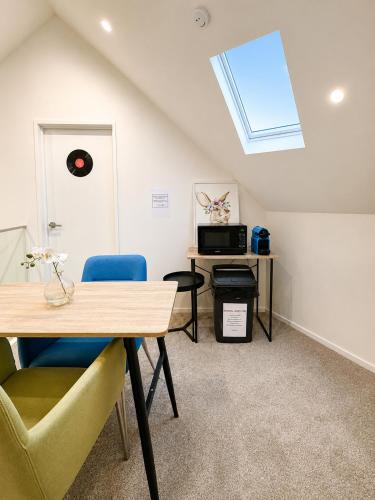 Cozy Top-Floor Stay with Private Bathrooms and Free Parking in New Lynn