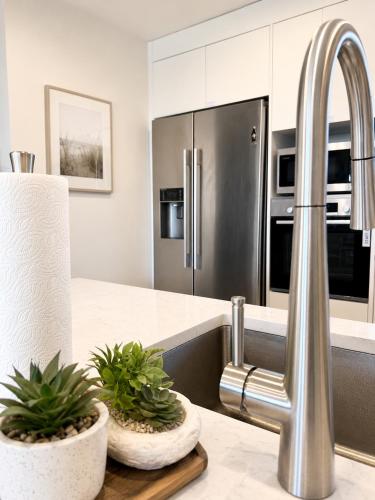 Cozy Top-Floor Stay with Private Bathrooms and Free Parking in New Lynn