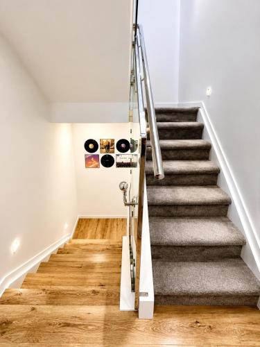 Cozy Top-Floor Stay with Private Bathrooms and Free Parking in New Lynn