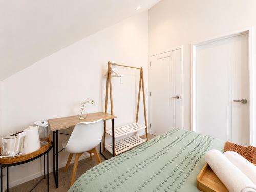 Cozy Top-Floor Stay with Private Bathrooms and Free Parking in New Lynn