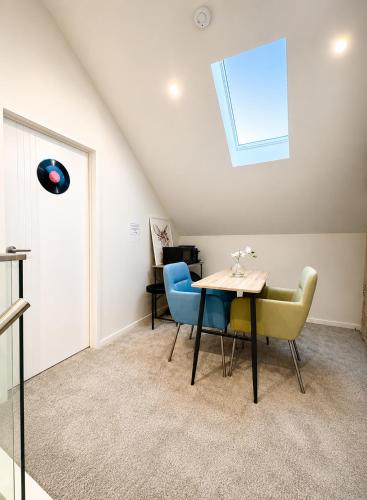 Cozy Top-Floor Stay with Private Bathrooms and Free Parking in New Lynn
