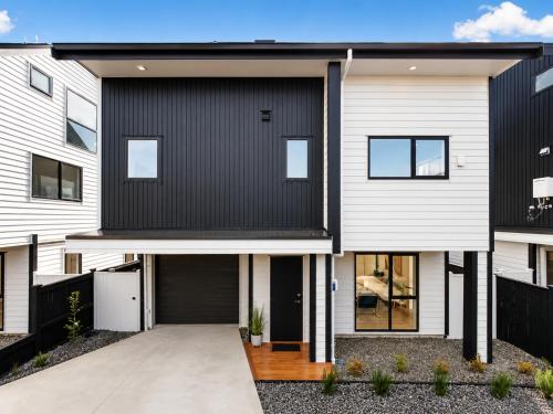 Cozy Top-Floor Stay with Private Bathrooms and Free Parking in New Lynn