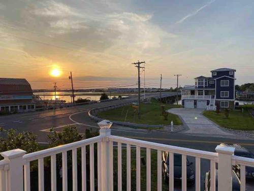 Bayview Vibes, Walk to Dining, 4BR, 1 Mi to Beach in Fenwick (DE)