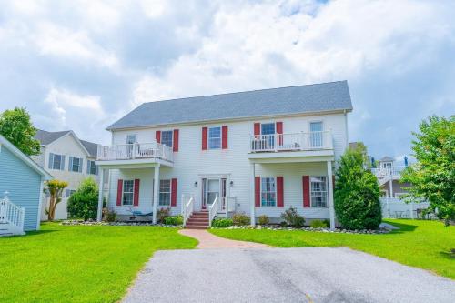 Bayview Vibes, Walk to Dining, 4BR, 1 Mi to Beach in Fenwick (DE)
