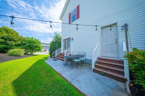Bayview Vibes, Walk to Dining, 4BR, 1 Mi to Beach in Fenwick (DE)
